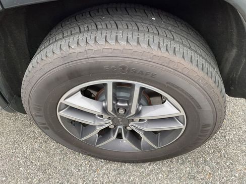 Used 2019 Jeep Grand Cherokee Limited AWD/4WD image 6