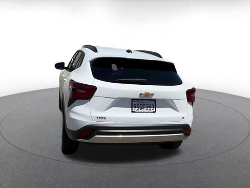 Used 2025 Chevrolet Trax LT w/ LT Convenience Package FWD image 7