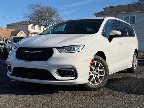 Used 2023 Chrysler Pacifica Touring-L image 2