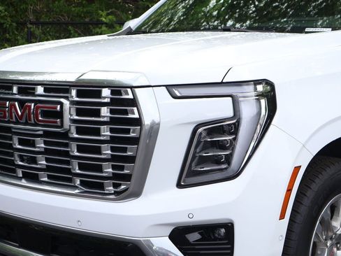 Used 2025 GMC Yukon Denali AWD/4WD image 3