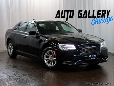 Used 2018 Chrysler 300 Touring image 1