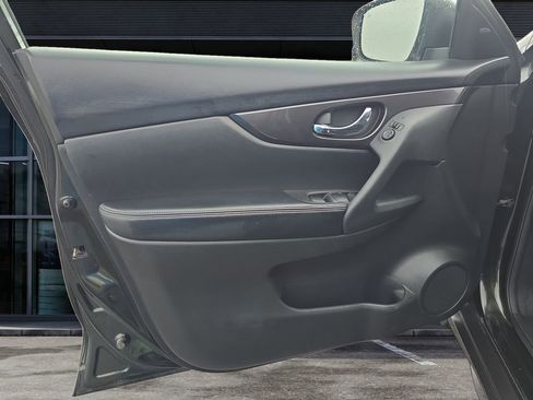 Used 2018 Nissan Rogue SV AWD/4WD image 18