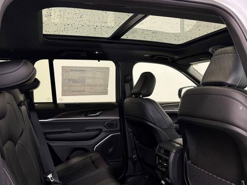 New 2025 Jeep Grand Cherokee Limited w/ Luxury Tech Group II image 9