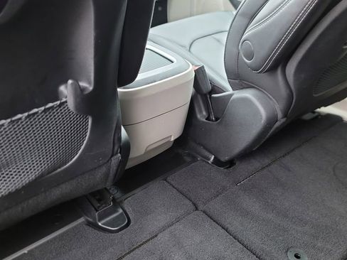 Used 2024 Chrysler Pacifica Touring-L image 27