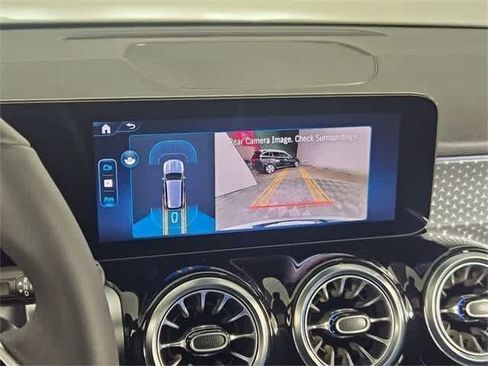 Used 2025 Mercedes-Benz GLB 250 4MATIC image 30