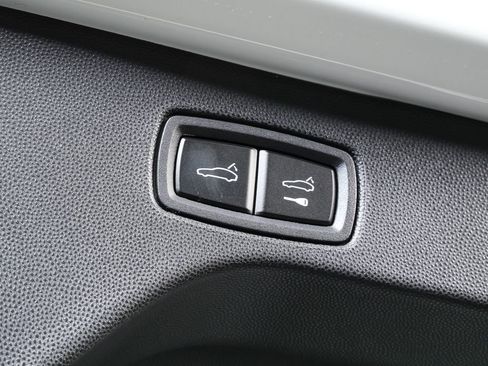 New 2026 Porsche Macan Electric image 32