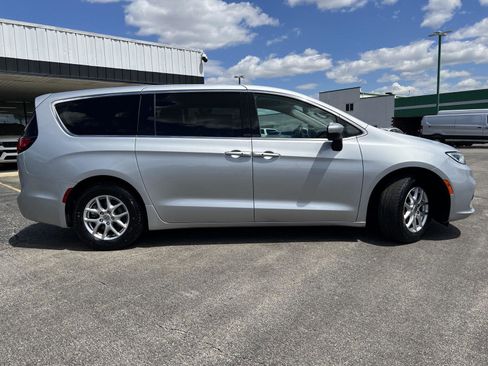 Used 2023 Chrysler Pacifica Touring-L FWD image 3