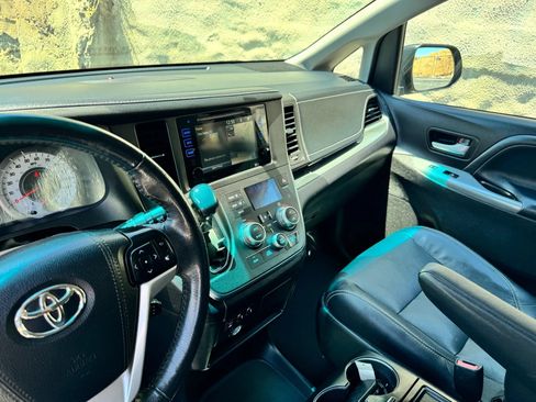 Used 2017 Toyota Sienna SE w/ SE Preferred Package FWD image 14