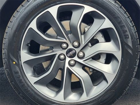 Certified 2022 Lincoln Nautilus Reserve image 17