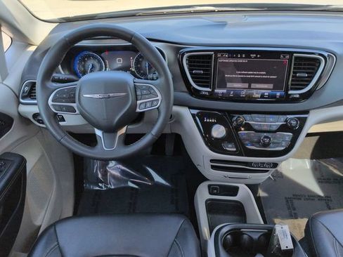 Certified 2024 Chrysler Pacifica Touring-L FWD image 15