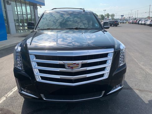 Used 2019 Cadillac Escalade Luxury AWD/4WD image 2
