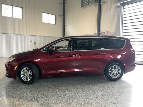 Used 2022 Chrysler Voyager LX image 2