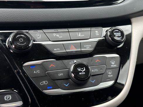 Used 2023 Chrysler Pacifica Touring-L FWD image 33
