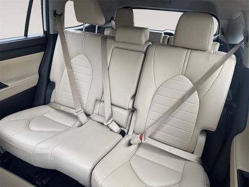 Used 2024 Toyota Highlander XLE image 13