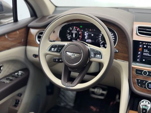 Used 2025 Bentley Bentayga image 3