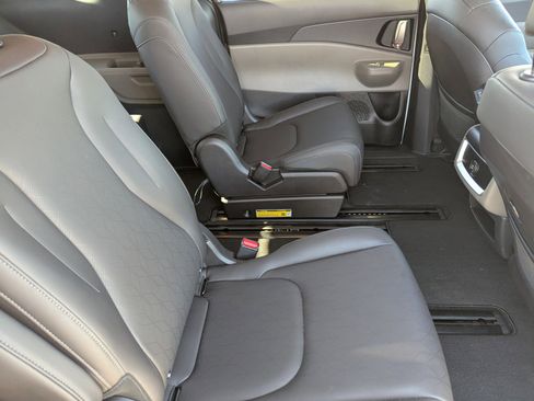 Used 2026 Kia Carnival EX image 15