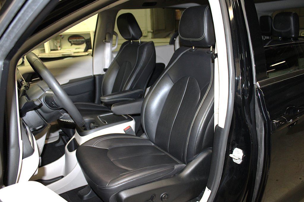 Certified 2024 Chrysler Pacifica Touring-L FWD image 24