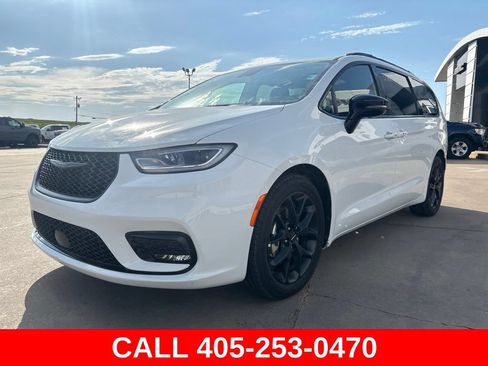 Used 2025 Chrysler Pacifica Limited FWD image 3