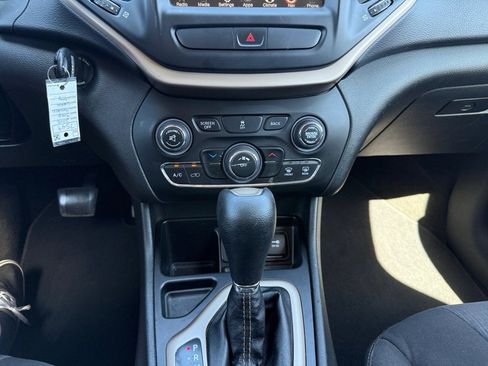 Used 2015 Jeep Cherokee Latitude FWD image 20