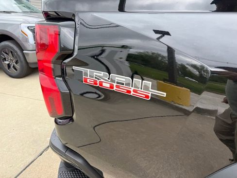 Used 2024 Chevrolet Colorado Trail Boss AWD/4WD image 19