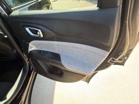 Used 2025 Jeep Compass Latitude image 20