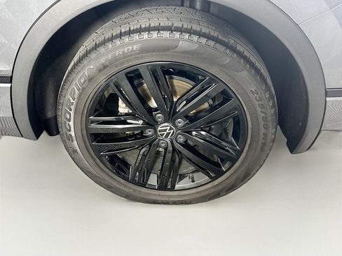 Used 2022 Volkswagen Tiguan SE R-Line image 11