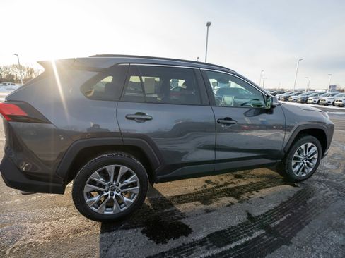 Used 2022 Toyota RAV4 XLE Premium image 6