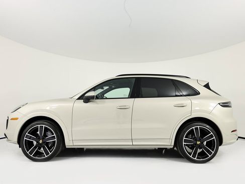 Used 2023 Porsche Cayenne image 2