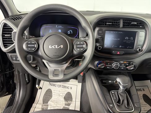 Used 2025 Kia Soul LX w/ LX Technology Package FWD image 3