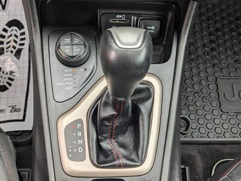 Used 2017 Jeep Cherokee Trailhawk AWD/4WD image 12