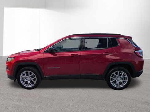 Used 2024 Jeep Compass Latitude AWD/4WD image 8