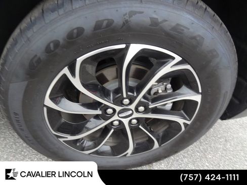 Used 2026 Lincoln Nautilus Premier AWD/4WD image 12