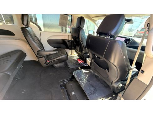 Used 2023 Chrysler Pacifica Touring-L FWD image 10
