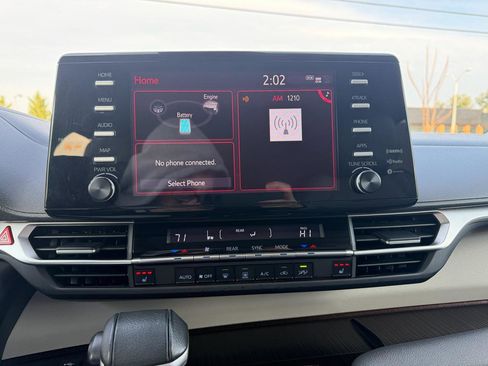 Used 2023 Toyota Sienna XLE FWD image 19
