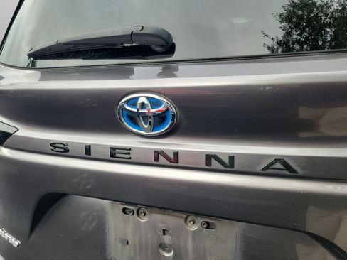 Used 2022 Toyota Sienna XSE FWD image 22