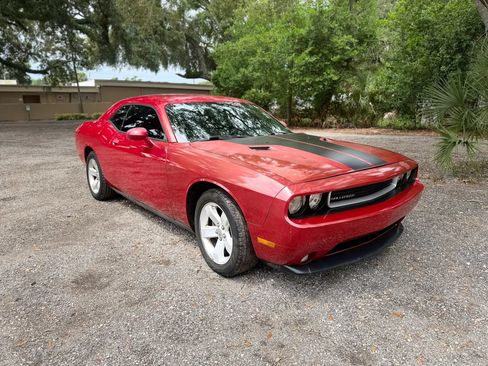 Used 2012 Dodge Challenger SXT RWD image 3