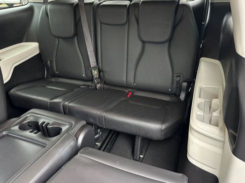 Used 2024 Kia Carnival LX FWD image 17