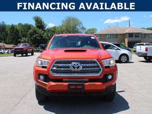 Used 2017 Toyota Tacoma TRD Off-Road AWD/4WD image 3