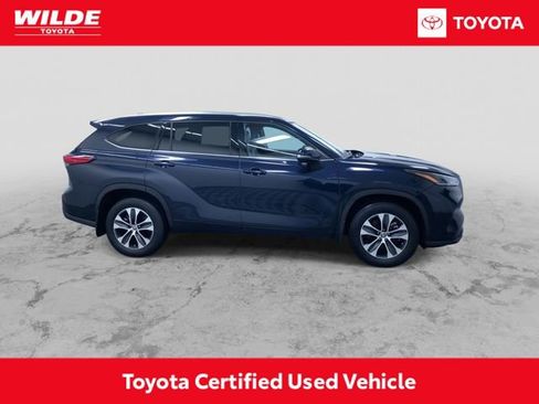Certified 2021 Toyota Highlander XLE image 2