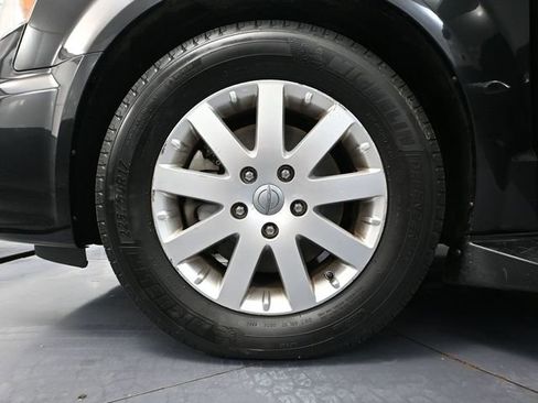 Used 2013 Chrysler Town & Country Touring image 15
