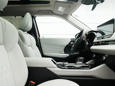 New 2025 Mitsubishi Outlander SEL image 38