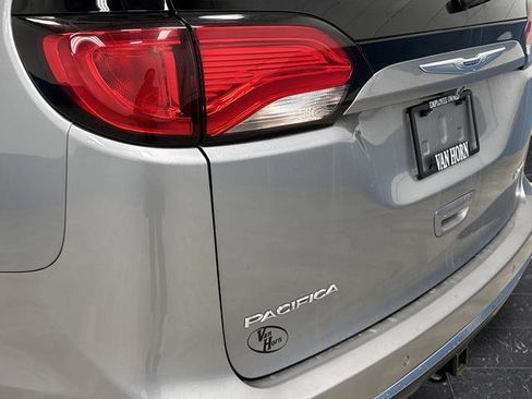 Used 2019 Chrysler Pacifica Limited image 37