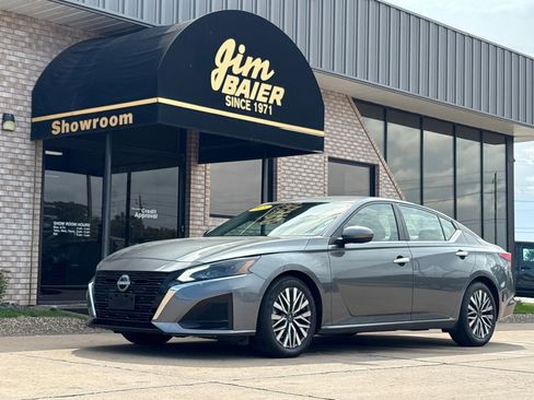 Used 2023 Nissan Altima 2.5 SV image 1