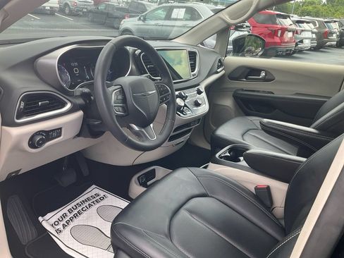 Used 2024 Chrysler Pacifica Touring-L FWD image 15