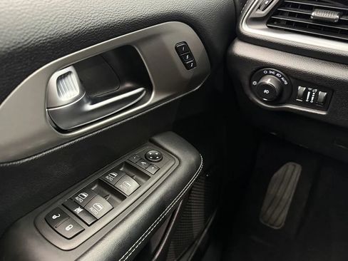 Used 2021 Chrysler Pacifica Limited w/ Uconnect Theater Family Group FWD image 12
