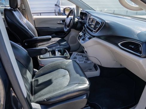 Used 2020 Chrysler Pacifica Touring-L image 17