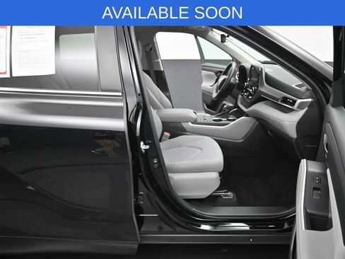 Used 2023 Toyota Highlander LE FWD image 37
