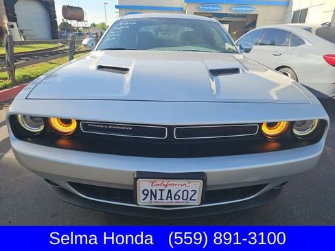 Used 2019 Dodge Challenger SXT w/ Driver Convenience Group RWD image 6