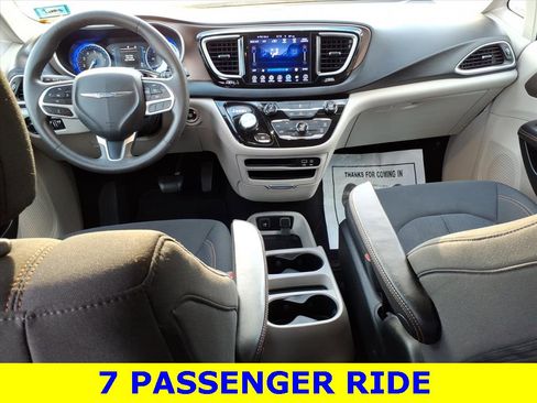 Used 2017 Chrysler Pacifica Touring image 10