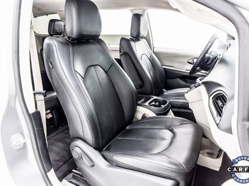 Used 2020 Chrysler Pacifica Touring-L image 34